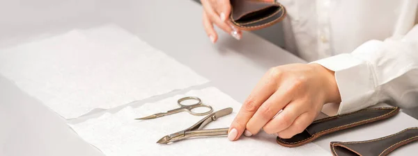 Manicure Handen Leggen Manicure Gereedschappen Tafel Voor Voorbereiding Van Manicure — Stockfoto