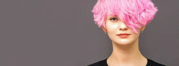 Портрет Модели Молодой Женщины Стильными Розовыми Волосами Черной Одежде Темном — стоковое фото