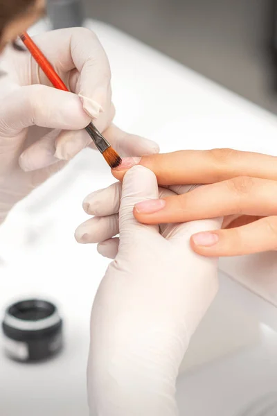 Manicure Master Bedekt Vrouwelijke Nagels Met Transparante Nagellak Een Nagelsalon — Stockfoto