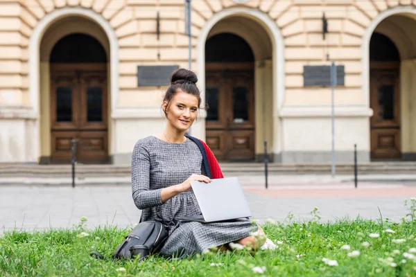 Porträt Einer Schönen Jungen Lächelnden Studentin Die Mit Einem Laptop — Stockfoto