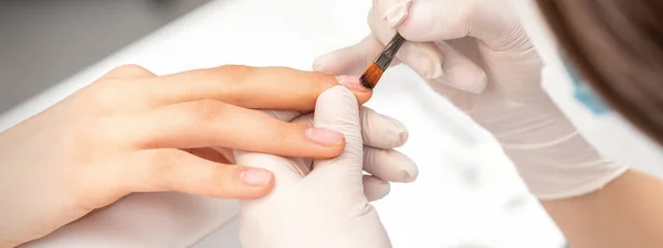 Manicura Maestro Está Cubriendo Las Uñas Femeninas Con Esmalte Uñas — Foto de Stock