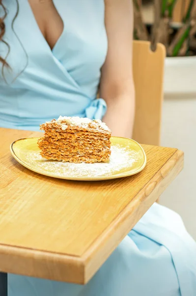 카페에 여성의 배경에 테이블 우유가 케이크 — 스톡 사진