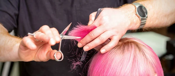 Close Cabeleireiro Cortando Cabelo Rosa Curto Mulher Jovem Salão Cabeleireiro — Fotografia de Stock