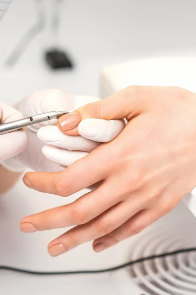 Manicure Meester Het Verwijderen Van Nagelriemen Met Een Nagel Clipper — Stockfoto