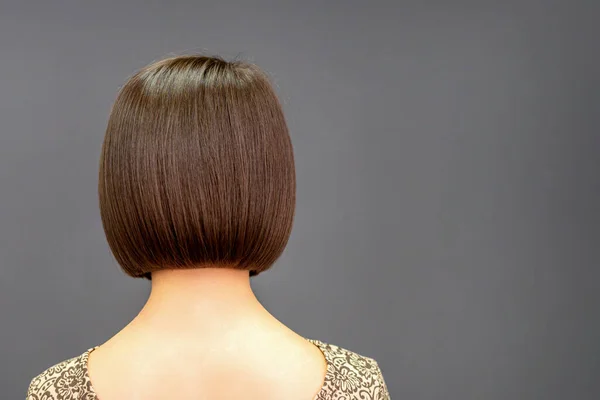 Вид Сзади Шикарных Волос Молодой Женщины Темном Фоне — стоковое фото