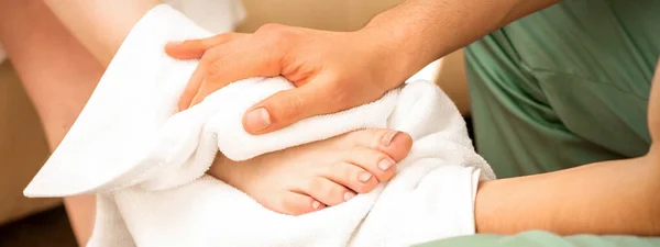 Massaggiatore Pulire Gambe Della Donna Dopo Massaggio Piedi Nel Salone — Foto Stock
