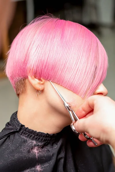 Close Cabeleireiro Corte Curto Cabelo Rosa Jovem Mulher Salão Cabeleireiro — Fotografia de Stock