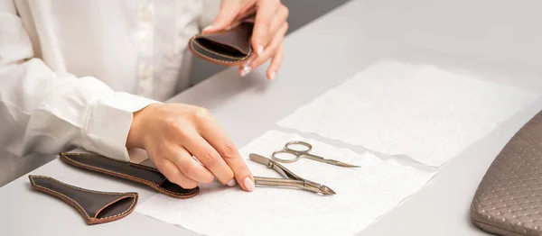 Manicure Handen Leggen Manicure Gereedschappen Tafel Voor Voorbereiding Van Manicure — Stockfoto