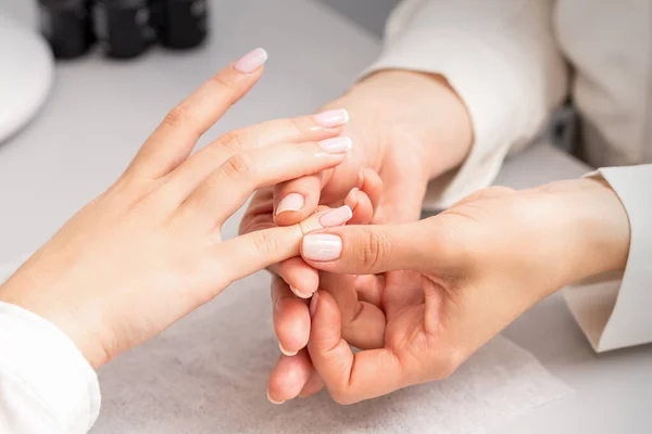 Kobiecy Masaż Dłoni Salonie Kosmetycznym Zabieg Manicure Spa — Zdjęcie stockowe