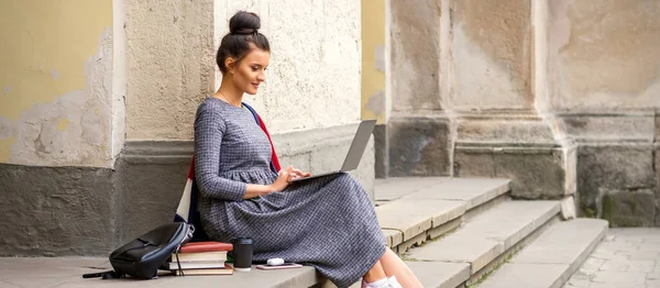 Ein Glücklicher Student Teenageralter Arbeitet Freien Einem Laptop — Stockfoto