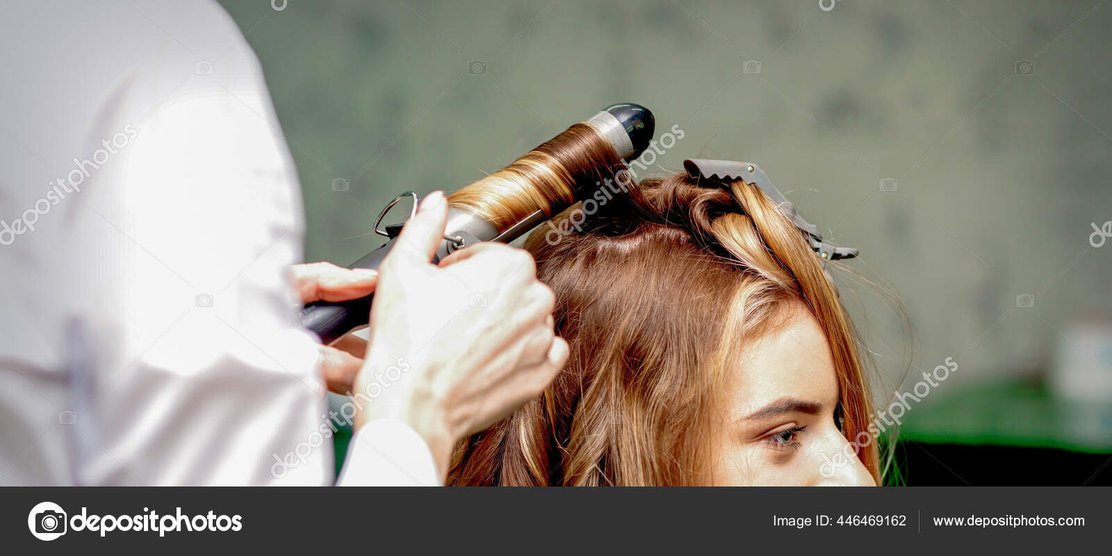 Cabeleireiro corta e penteia o cabelo com secador para senhora loira