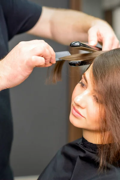 Peluquero Masculino Está Alisando Cabello Joven Salón Belleza —  Fotos de Stock