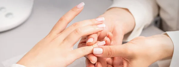 Kobiecy Masaż Dłoni Salonie Kosmetycznym Zabieg Manicure Spa — Zdjęcie stockowe