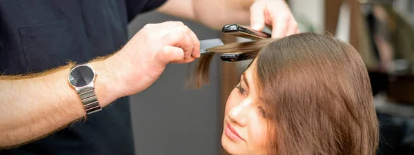 Ein Männlicher Friseur Richtet Die Haare Der Jungen Frau Einem — Stockfoto