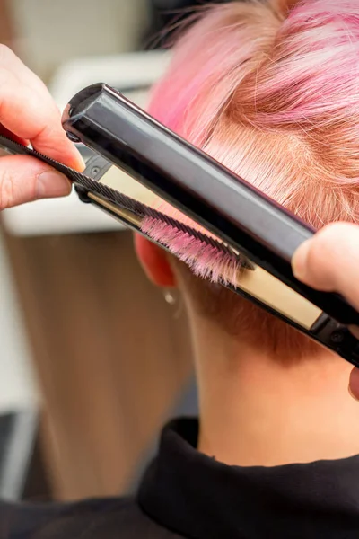 Nahaufnahme Des Friseurs Der Die Kurzen Rosa Haare Einer Kundin — Stockfoto