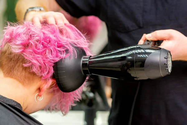 Nahaufnahme Eines Friseurs Der Kurze Rosa Oder Rote Haare Mit — Stockfoto