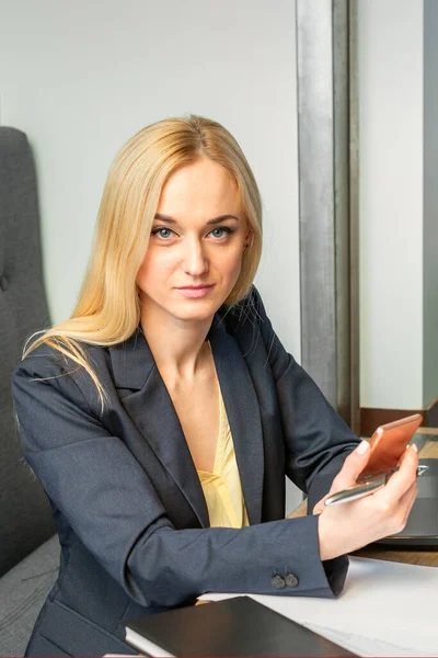 Retrato Uma Jovem Mulher Negócios Caucasiana Com Smartphone Laptop Mesa — Fotografia de Stock