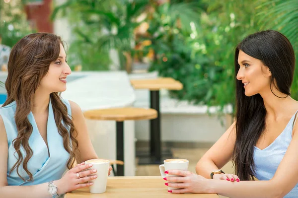 Duas Belas Mulheres Caucasianas Jovens Bebem Café Sentado Mesa Café — Fotografia de Stock