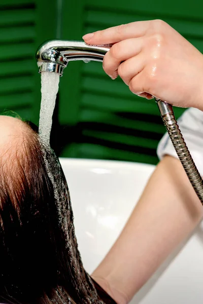 Zijaanzicht Foto Van Een Jonge Kaukasische Vrouw Ontvangen Wassen Haar — Stockfoto