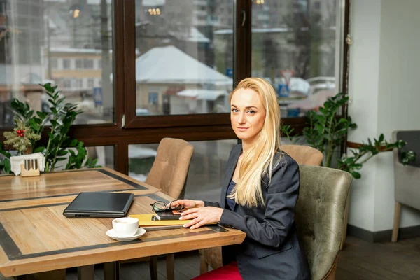 Retrato Uma Jovem Mulher Negócios Caucasiana Com Documentos Laptop Mesa — Fotografia de Stock