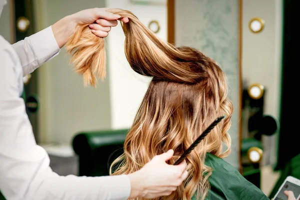 Cabeleireiro Detém Fio Cabelo Longo Uma Jovem Mulher Salão Beleza — Fotografia de Stock