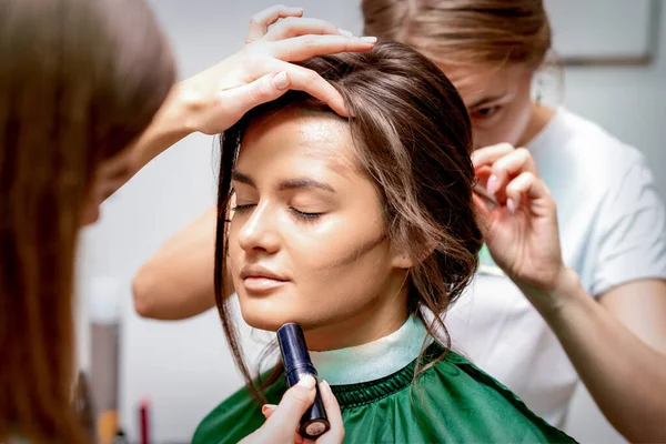 Frisören Och Makeup Konstnären Gör Frisyr Och Make För Vacker — Stockfoto