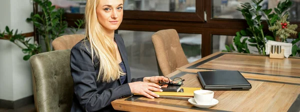 Retrato Uma Jovem Mulher Negócios Caucasiana Com Documentos Laptop Mesa — Fotografia de Stock