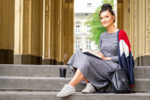 Porträt Einer Jungen Studentin Mit Einem Buch Die Auf Der — Stockfoto