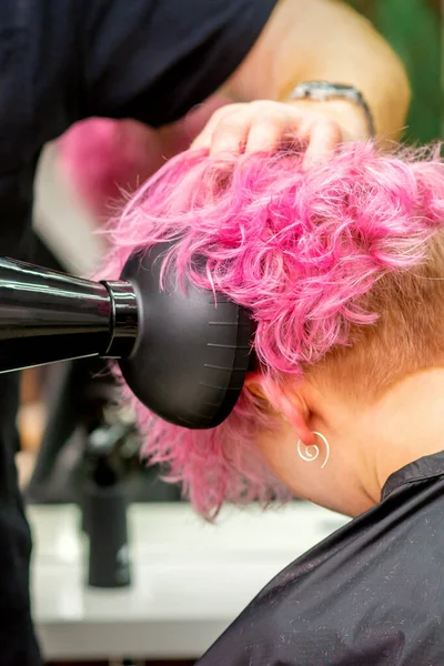 Close Cabeleireiro Secagem Cabelo Curto Rosa Vermelho Com Secador Cabelo — Fotografia de Stock