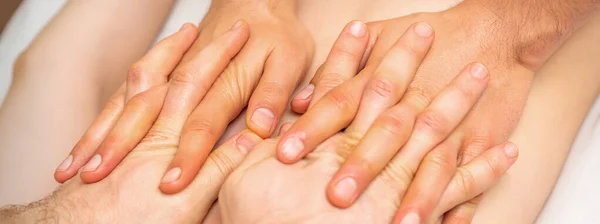 Mains Massent Dos Patient Deux Masseurs Faisant Massage Gros Plan — Photo