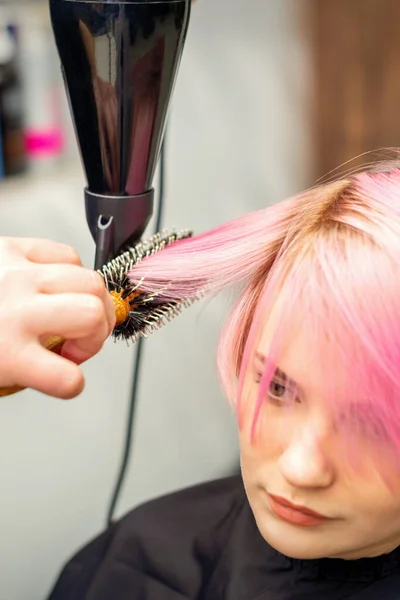 Fryzjer Suszy Różowe Włosy Młodej Kobiety Salonie Piękności — Zdjęcie stockowe