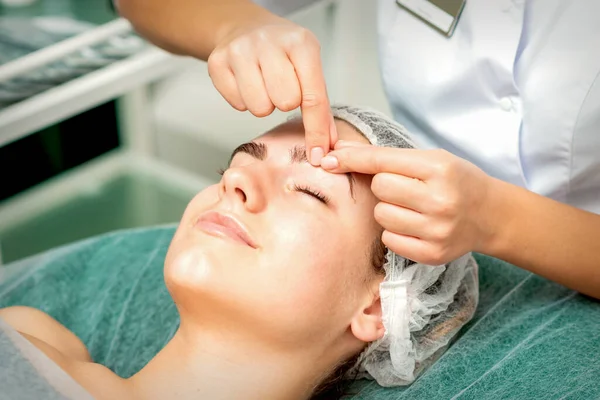 Kosmetikerin Hände Machen Massage Auf Augenbrauen Für Eine Frau Während — Stockfoto