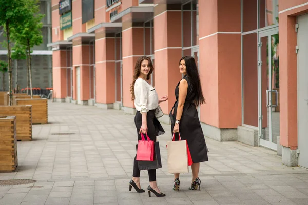 Dos Hermosas Jóvenes Caucásicas Felices Mujeres Con Bolsas Compras Entran —  Fotos de Stock