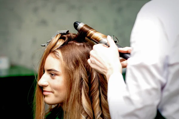 Professioneller Friseur Macht Locken Mit Lockenstab Für Eine Junge Frau — Stockfoto