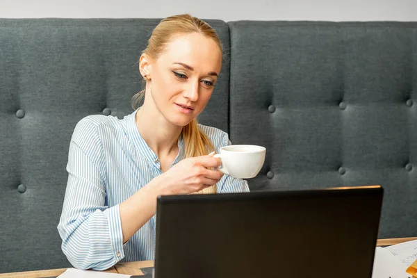 Retrato Uma Jovem Empresária Usando Laptop Sentado Mesa Com Uma — Fotografia de Stock