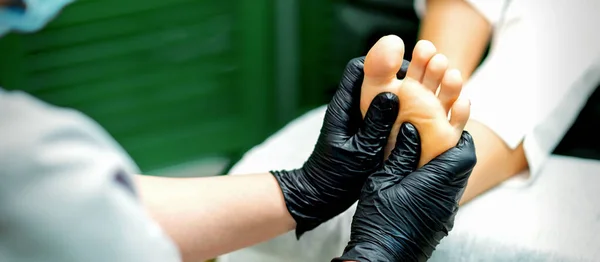 Schoonheidsspecialiste Beschermende Rubberen Handschoenen Doet Massage Zool Van Vrouwelijke Voet — Stockfoto