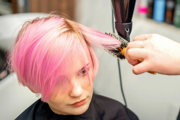 Cabeleireiro Seca Cabelo Rosa Mulher Jovem Salão Beleza — Fotografia de Stock