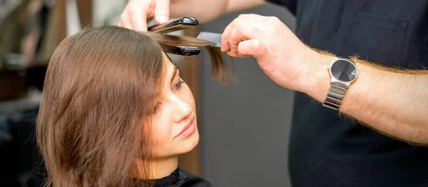 Coiffeur Masculin Redresse Les Cheveux Jeune Femme Dans Salon Beauté — Photo