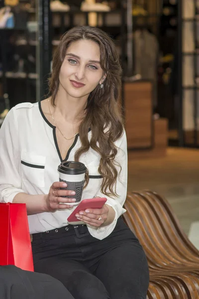 Gyönyörű Kaukázusi Fiatal Néz Kamera Táskák Padon Miközben Pihen Bevásárlóközpontban — Stock Fotó