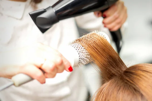 Sluiten Van Kapper Drogen Van Lang Rood Haar Met Een — Stockfoto