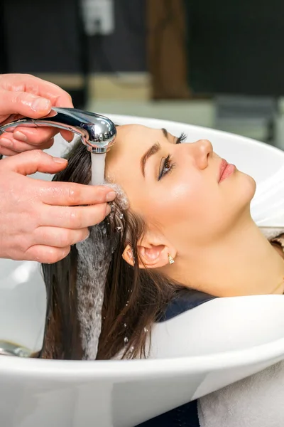 Męski Fryzjer Zaczyna Myć Włosy Młodej Kobiety Zlewie Salonie Fryzjerskim — Zdjęcie stockowe