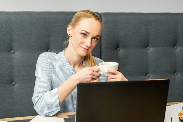 Retrato Uma Jovem Empresária Usando Laptop Sentado Mesa Com Uma — Fotografia de Stock