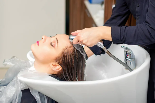 Kobieta Fryzjer Płucze Włosy Młodej Kobiety Zlewie Umyciu Włosów Salonie — Zdjęcie stockowe