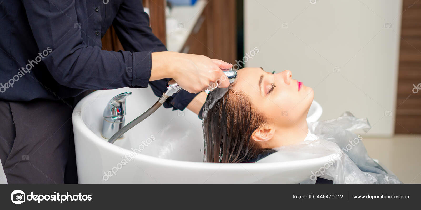 Cabeleireiro seca o cabelo com secador de cabelo para uma mulher após um  corte de cabelo no salão