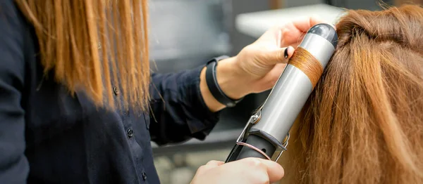Professioneller Friseur Macht Locken Mit Lockenstab Für Eine Junge Frau — Stockfoto