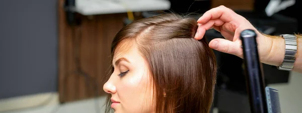 Mężczyzna Fryzjer Prostuje Włosy Młodej Kobiety Salonie Piękności — Zdjęcie stockowe