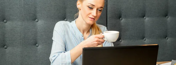 Portret Młodej Bizneswoman Korzystającej Laptopa Siedzącej Przy Stole Filiżanką Kawy — Zdjęcie stockowe