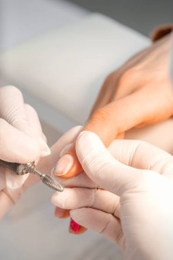 Manikür ustasının kapatılması ojeyi kaldırır. Manikürcüde elektrikli tırnak törpüsü kullanılır.