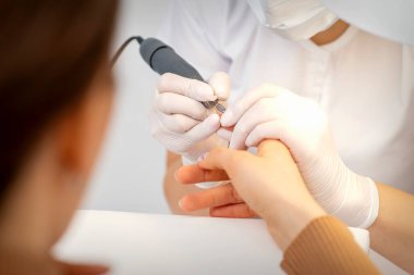 Manikür ustasının kapatılması ojeyi kaldırır. Manikürcüde elektrikli tırnak törpüsü kullanılır.