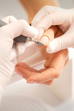 Manikür ustasının kapatılması ojeyi kaldırır. Manikürcüde elektrikli tırnak törpüsü kullanılır.